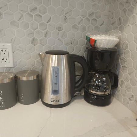 Cozy 2 Bedroom Suite, Queen Beds, Near The Airport Edmonton Esterno foto
